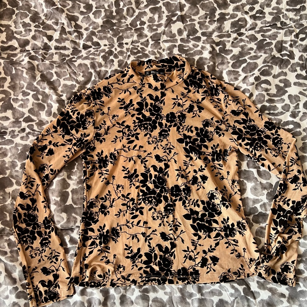 LONG SLEEVE BLACK EMBROIDERY SHEET TOP🖤
